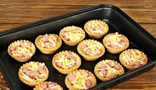 Тарталетки с ветчиной сыром и огурцом. Две самые популярные соленые начинки для корзиночек из теста — просто и со вкусом!