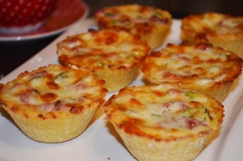 Тарталетки с ветчиной сыром и огурцом. Две самые популярные соленые начинки для корзиночек из теста — просто и со вкусом!