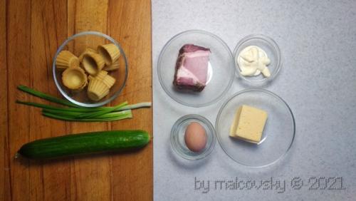 Тарталетки с ветчиной и сыром и яйцом. Тарталетки с ветчиной, яйцом, сыром и огурцом