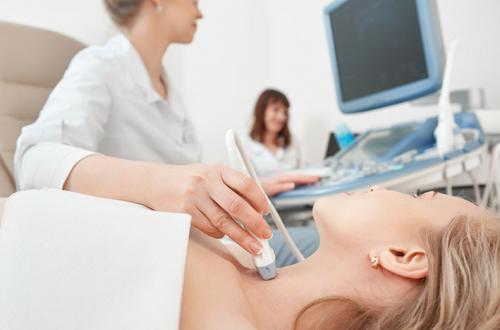 Воспаление щитовидной железы симптомы. Какие бывают виды тиреоидитов?