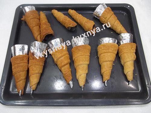 Трубочки из слоёного теста с заварным кремом. Трубочки с заварным кремом из слоеного теста: рецепт в домашних условиях
