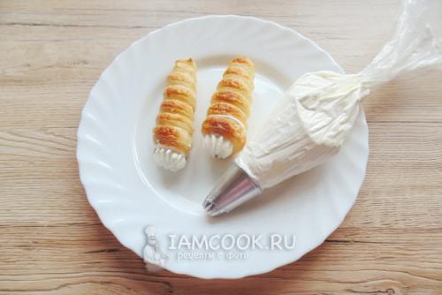 Трубочки из слоеного теста со взбитыми сливками 07 Трубочки из слоеного теста со взбитыми сливками 07
