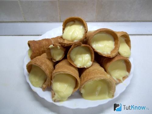 Трубочки с заварным кремом из слоено-дрожжевого теста. Трубочки из слоеного теста с заварным кремом 08