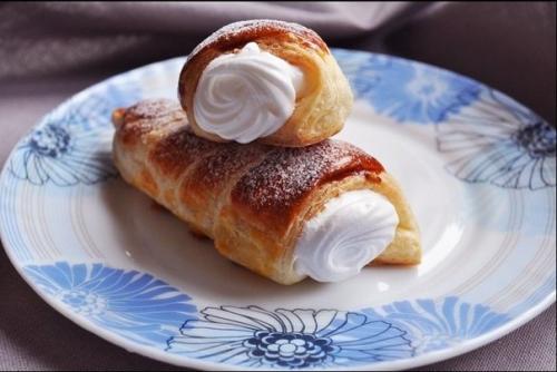 Дрожжевые трубочки с белковым кремом. Трубочки с белковым кремом.