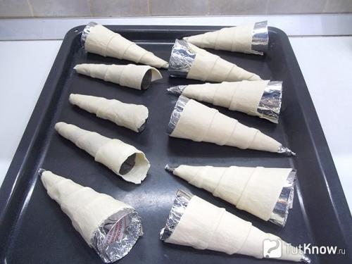 Трубочки с заварным кремом из слоено-дрожжевого теста. Трубочки из слоеного теста с заварным кремом 01