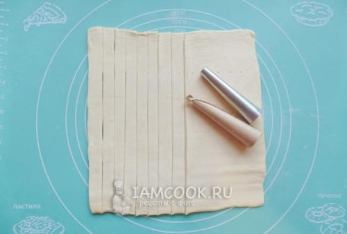 Трубочки из слоеного теста со взбитыми сливками 02 Трубочки из слоеного теста со взбитыми сливками 02