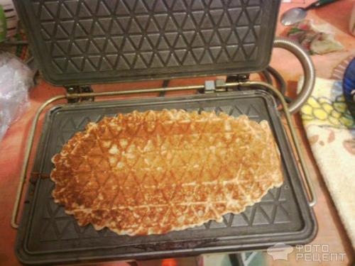 Вафельные трубочки с белковым кремом. Рецепт: Вафельные трубочки - с белковым кремом.