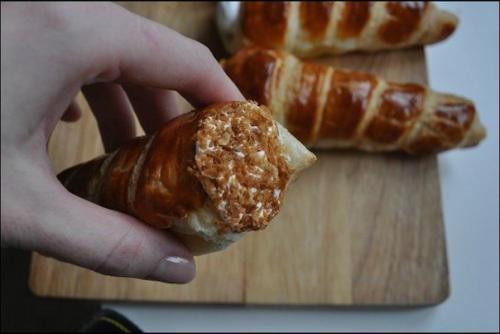 Трубочки из слоёного теста с белковым кремом. Трубочки с белковым кремом.