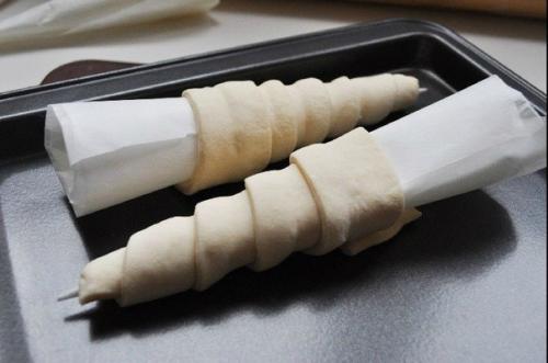 Трубочки из слоёного теста с белковым кремом. Трубочки с белковым кремом.