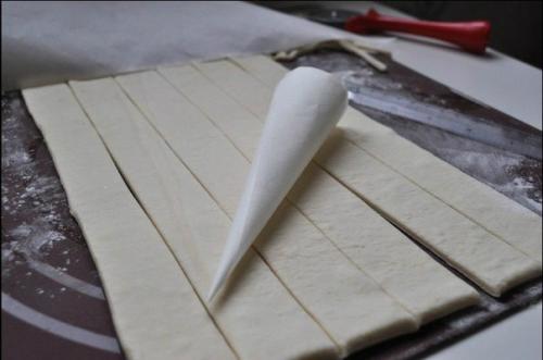 Трубочки из слоёного теста с белковым кремом. Трубочки с белковым кремом.