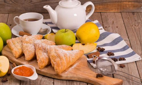 Быстрые слойки с яблоками. Слойки с яблоком: самый простой и быстрый рецепт