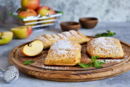 Быстрые слойки с яблоками. Слойки с яблоком: самый простой и быстрый рецепт