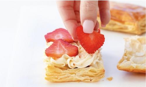 Наполеон с кремом чиз. Клубничный торт Наполеон: легкий рецепт Наполеона