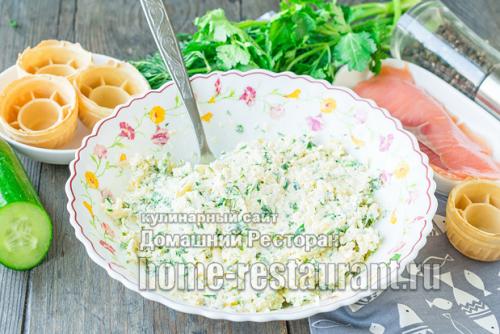 Тарталетки с красной рыбой и творожным сыром и огурцом. 