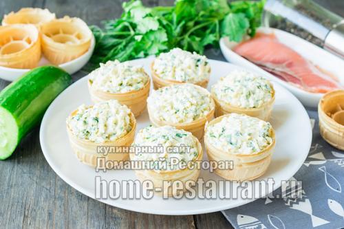 Тарталетки с красной рыбой и творожным сыром и огурцом. 