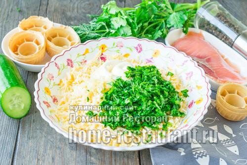 Тарталетки с красной рыбой и творожным сыром и огурцом. 