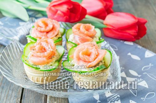 Тарталетки с красной рыбой и творожным сыром и огурцом. 