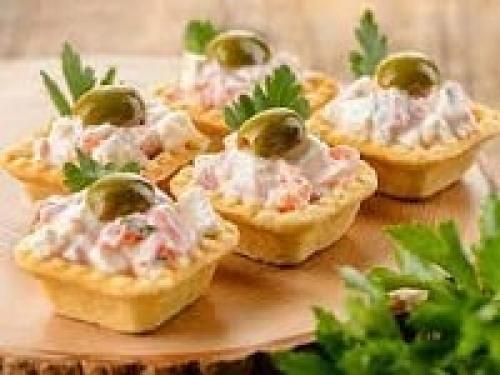 Тарталетки с икрой и крабовыми палочками. Тарталетки с крабовыми палочками — 13 вкусных начинки на праздничный стол