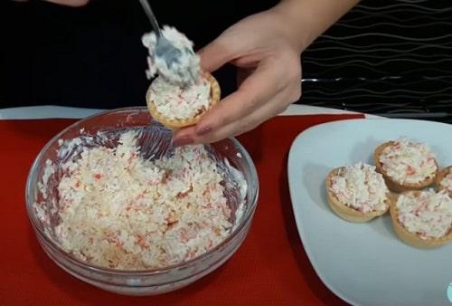 Тарталетки с икрой и крабовыми палочками. Тарталетки с крабовыми палочками — 13 вкусных начинки на праздничный стол