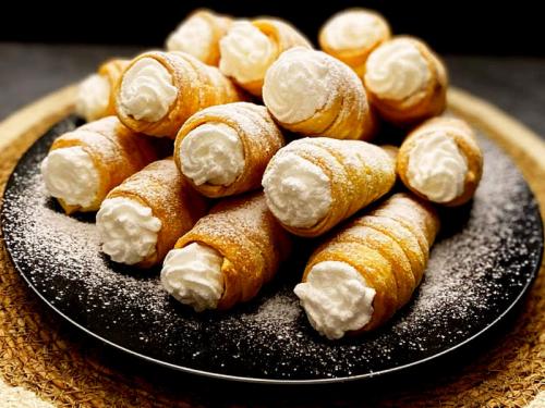 Можно ли готовить Трубочки с белковым кремом без муки. Трубочки слоеные рецепт с белковым кремом / заварным / масло со сгущенкой