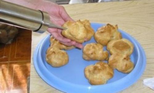 Можно ли запекать пирожные трубочки с кремом без слоеного теста в микроволновке. Эклеры в микроволновке