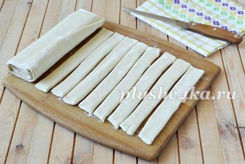 Что нужно для приготовления новогоднего торт-полена из слоеного теста. Ингредиенты