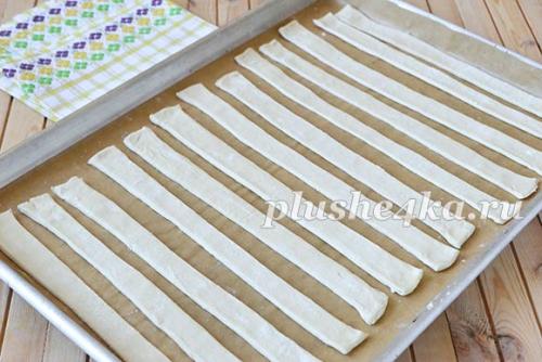 Что нужно для приготовления новогоднего торт-полена из слоеного теста. Ингредиенты