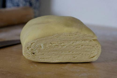 Воздушное и нежное слоеное тесто за несколько минут. Как приготовить слоеное дрожжевое тесто?