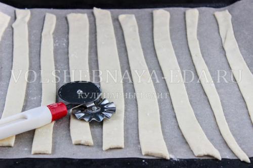 Как долго готовится торт полено из слоеного теста со сгущенкой