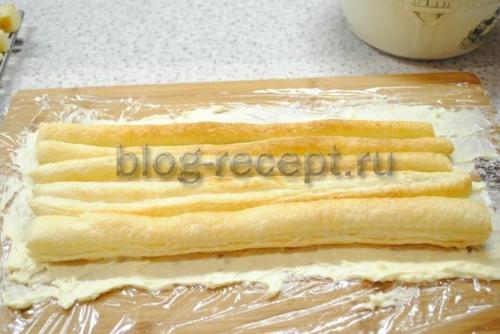 Как долго готовится Торт полено из слоеного теста со сгущенкой. Торт «Полено» из готового слоеного теста: 2 рецепта (с фото и видео)