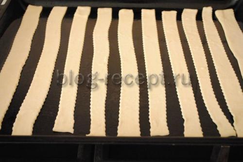 Как долго готовится Торт полено из слоеного теста со сгущенкой. Торт «Полено» из готового слоеного теста: 2 рецепта (с фото и видео)