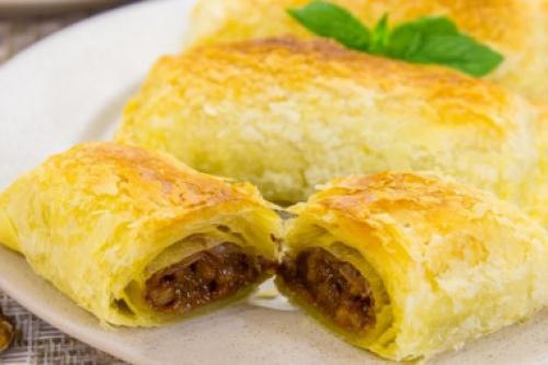 Вкусный рулет полено из слоеного теста с вареной сгущенкой: рецепт и советы 21