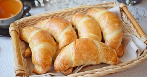 Вкусный рулет полено из слоеного теста с вареной сгущенкой: рецепт и советы 20