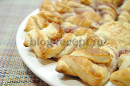 Пирог из слоеного теста с вареньем. Простой и быстрый пирог из слоеного теста с вареньем