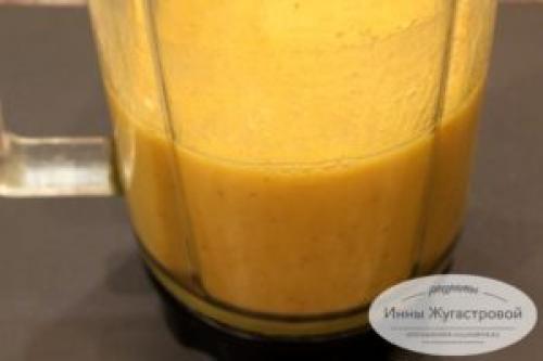 Смузи из апельсина и яблока. Фруктовый смузи-боул из апельсина, банана и яблока на зеленом чае