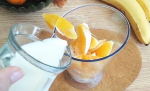 Смузи банан апельсин молоко. Смузи из банана и апельсина