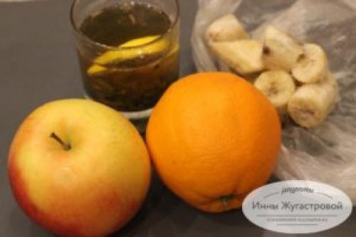 Смузи из апельсина и яблока. Фруктовый смузи-боул из апельсина, банана и яблока на зеленом чае