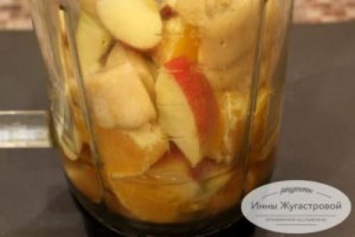 Смузи из апельсина и яблока. Фруктовый смузи-боул из апельсина, банана и яблока на зеленом чае