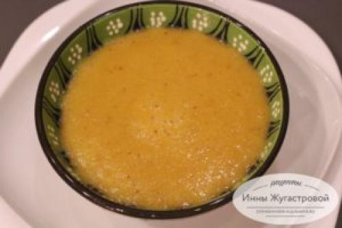 Смузи из апельсина и яблока. Фруктовый смузи-боул из апельсина, банана и яблока на зеленом чае