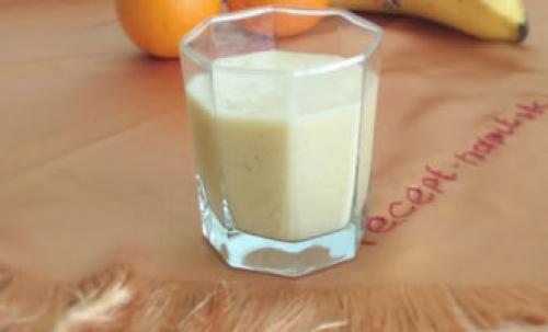 Смузи банан апельсин молоко. Смузи из банана и апельсина