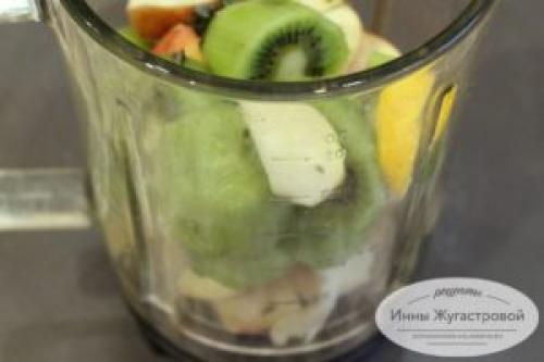 Смузи с яблоком киви и бананом. Смузи-боул из киви, яблока и бананов с добавлением лимона и мяты