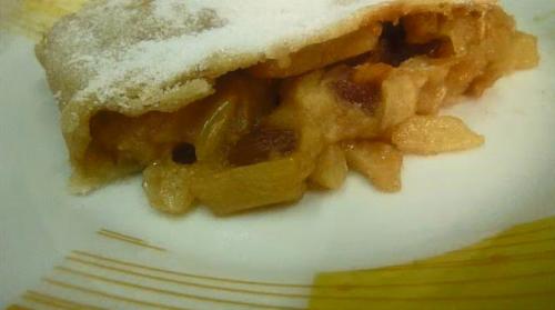 Яблочный штрудель из слоеного теста с грецким орехом. Классический штрудель с яблоками из слоеного теста