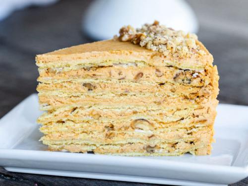 Наполеон с вареной сгущенкой и маслом. Торт Наполеон со сгущенкой и маслом   рецепт с безе Афганский