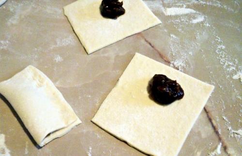 Что приготовить из слоеного теста и вареной сгущенки. Слойки с вареной сгущенкой