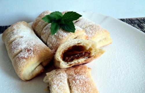 Что приготовить из слоеного теста и вареной сгущенки. Слойки с вареной сгущенкой