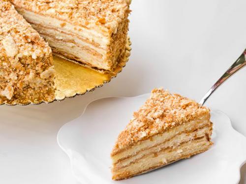 Торт Наполеон из готового слоеного теста со сгущенкой и маслом. Торт Наполеон из готового слоеного теста со сгущенкой: пошаговый рецепт с фото