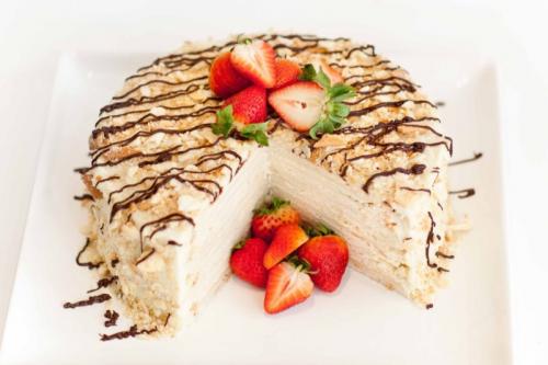 Торт Наполеон из готового слоеного дрожжевого теста со сгущенкой. Классический рецепт