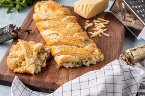 Какие ингредиенты используются для приготовления готового слоеного дрожжевого теста