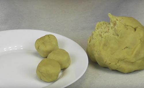 Торт из слоеного дрожжевого теста с заварным кремом. Торт Наполеон из слоеного теста: 9 легких и быстрых рецептов