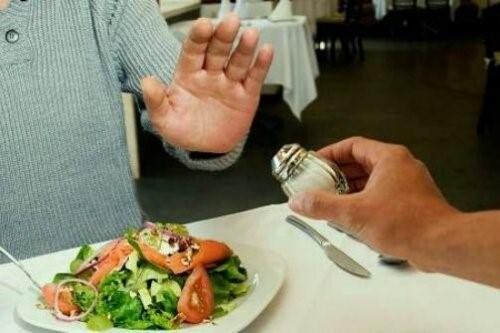 Как можно помочь своим близким уменьшить потребление соли. Ограничение соли в рационе – путь к улучшению Вашего здоровья!